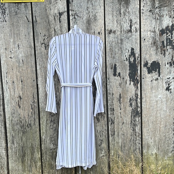 Forever 21 Robe. 💕 - Picture 6 of 8